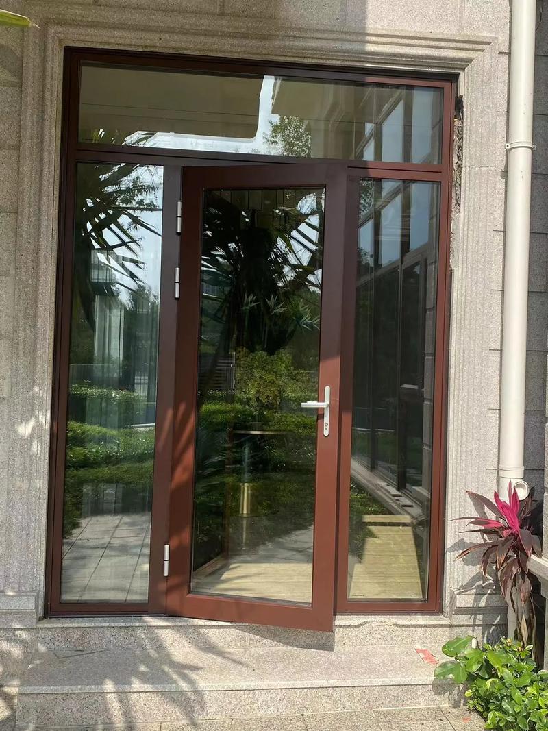 咖啡色專場 沃倫系統門窗，金屬門窗的藝術與實用融合